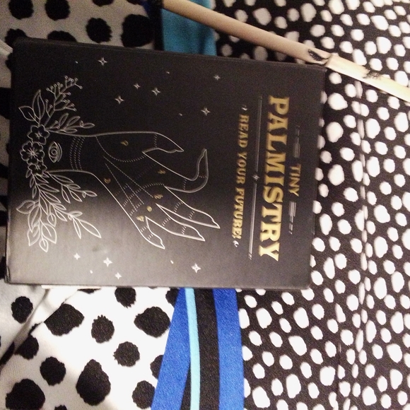 Hand statue with palm reading book - Picture 8 of 9